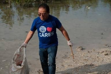 SM Mindpro volunteers cleaned-up the trash along the stretch of mangrove areas.